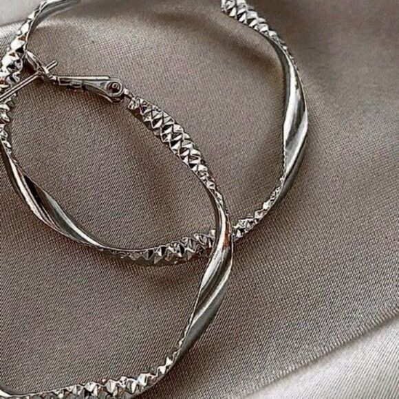 SILVER GEOMETRIC TEXTURED HOOP EARRINGS - Picture 5 of 5